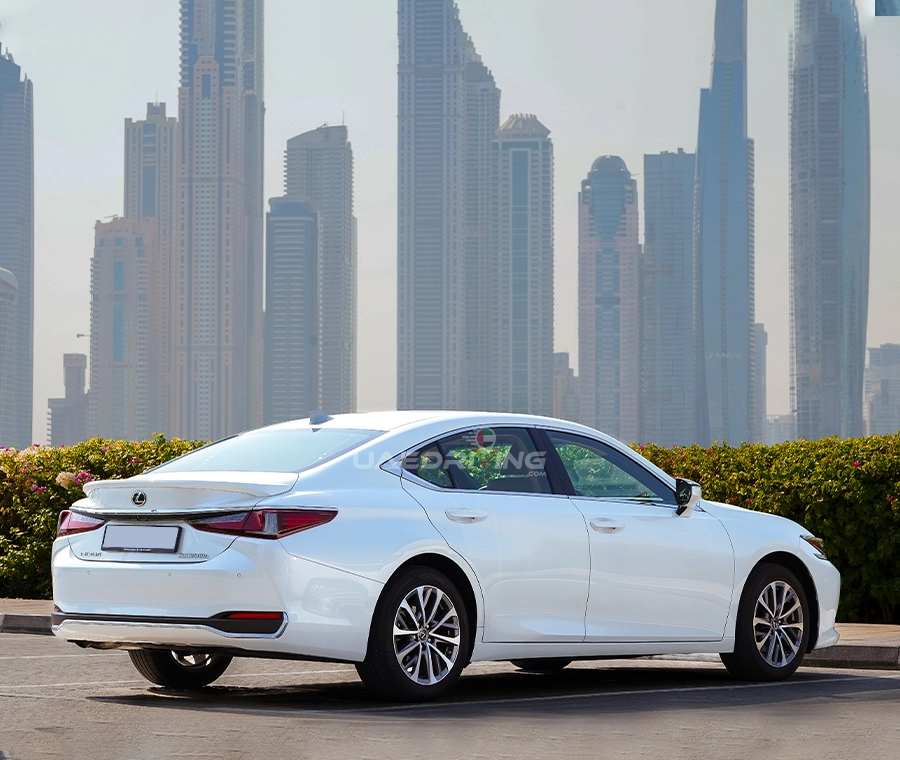 Side view of wihte Lexus ES350 highlighting its cutting-edge features and luxurious design